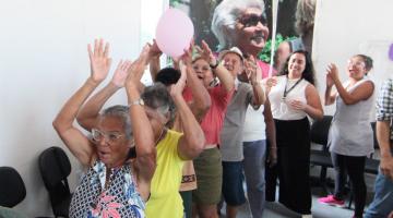 Idosos voltam à infância com brincadeiras e diversão em policlínica de Santos