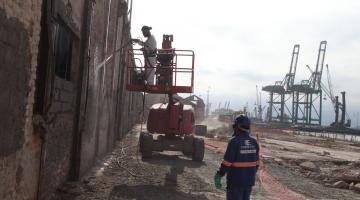 operários atuando no armazém #paratodosverem