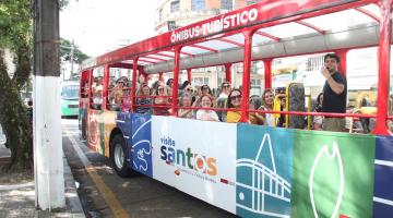 ônibus de turismo lotado de passageiros. #paratodosverem 