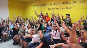 mulheres levantam os braços #paratodosverem