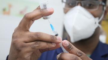 Sete policlínicas abrem para vacinação neste sábado em Santos