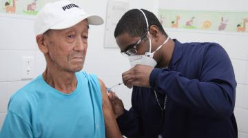 Onze policlínicas abrem neste sábado para vacinação em Santos