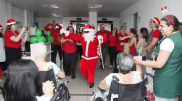 Pacientes e funcionários de hospital em Santos vivenciam tarde de música, emoção e esperança