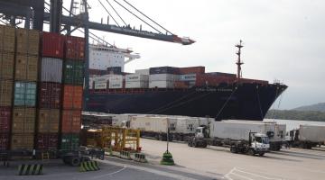 vista de área portuária com navio e contêineres. #paratodosverem