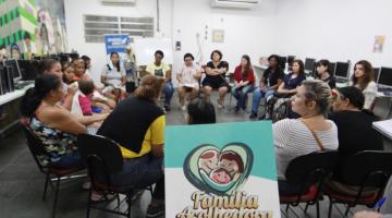 várias pessoas sentadas em uma roda , em uma sala #paratodosverem