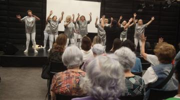 idosas se aprensentam em palco #paratodosverem 