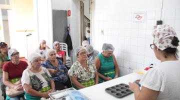 aula de confeitaria com preparo de doce com chocolate. #paratodosverem 