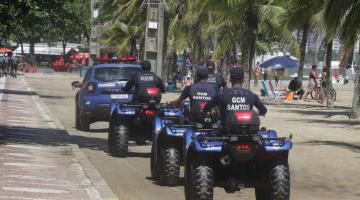 guardas municipais em viatura e triciclos pela praia. #paratodosverem
