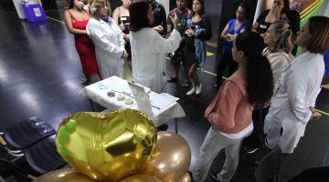 mulheres reunidas em saguão ouvem palestra. #paratodosverem