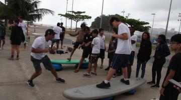 Estudantes da rede municipal ‘pegam onda de inspiração’ com feras do surfe em Santos