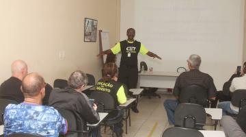 Palestra orienta idosos sobre cuidados no trânsito em Santos