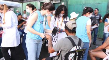 Ação dos Médicos do Mundo no Centro. #Paratodosverem