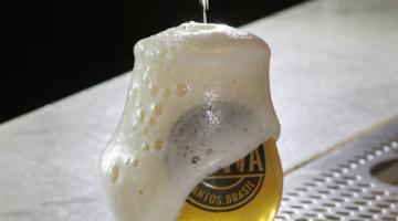 copo de cerveja com o colarinho escorrendo pra fora. #paratodosverem 