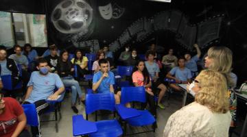 alunos observam palestrantes em sala #paratodosverem