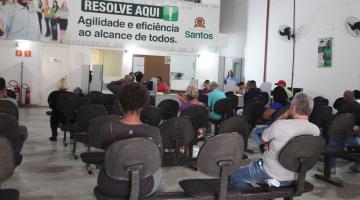 ambiente do resolve aqui, com pessoas sentadas aguardando para serem atendidas. #paratodosverem 