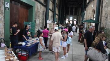 pessoas comprando na feira #paratodosverem