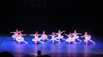 bailarinas infantis se apresentam no fidifest 2025 #paratodosverem