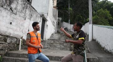 técnico da defesa civil conversa com morador #paratodosverem 