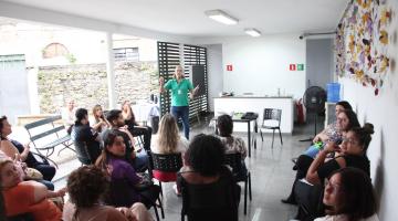 pessoas sentadas em auditório assistindo palestra. #paratodosverem 