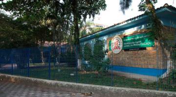 fachada da escola carmelita proost villaça com árvores no jardim. #paratodosverem