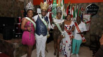 Reis e rainhas do carnaval posam para foto #paratodosverem