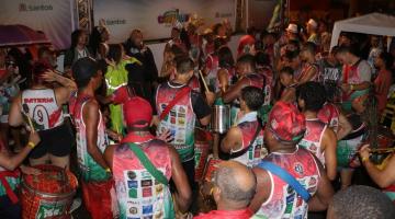 Bateria de escola de samba anima público em frente a carro de som, #pracegover