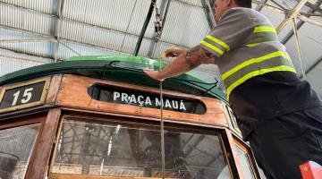 operário reforma frente do bonde #paratodosverem