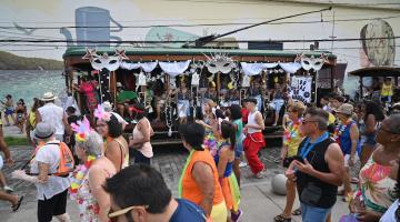 pessoas desfilando no carnaval #paratodosverem 