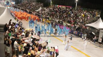 escola desfilando na avenida #paratodosverem 