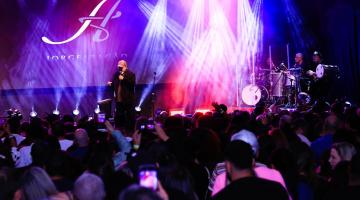 pessoas acompanhando o show de jorge aragão #paratodosverem