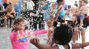 crianças se divertem com confetes na tenda
