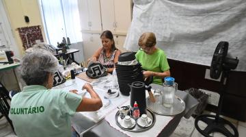 voluntários trabalhando nas fantasias #paratodosverem