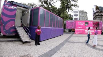 carretas estacionadas na praça #paratodosverem