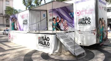 a carreta parada na praça mauá. Trata-se de um contêiner com escada de acesso e uma sala com a porta fechada. Na fachada, fotos de mulheres. #paratodosverem