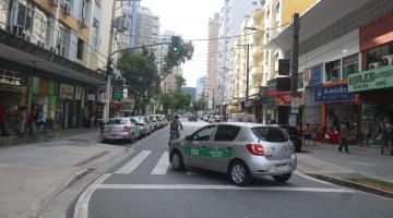 táxi está cruzando esquina sobre uma faixa de pedestre. #paratodosverem