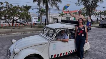 carro com duas pessoas #paratodosverem