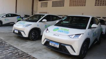 três veículos elétricos estacionados. #paratodosverem