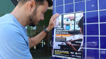 rapaz cola cartaz #paratodosverem 