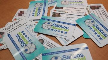 carteiras em mesa #paratodosverem
