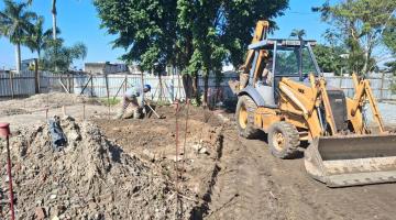 máquina e operário trabalhando #paratodosverem 