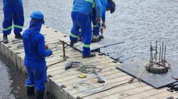 operários trabalham em pier #paratodosverem