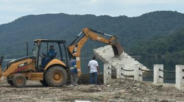 máquina levanta peça de concreto #paratodosverem 