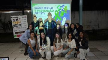universitários posam para foto #paratodosverem