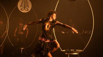 artista em cena durante peça #paratodosverem 