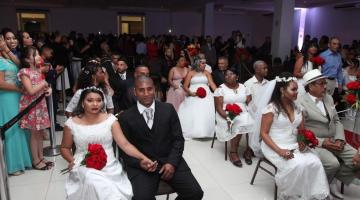 casais aguardando cerimônia do casamento comunitário #paratodosverem 