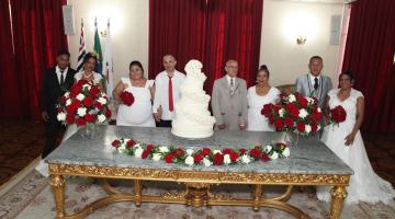 casais em frente a bolo #paratodosverem 