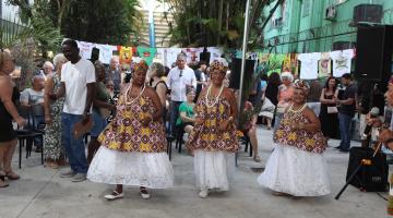 mulheres fantasiadas dançando #paratodosverem
