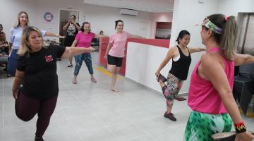 mulheres fazendo alongamento #paratodosverem 