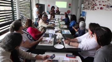 Participantes durante a Oficina Tríptica na Casa do Artesão #paratodosverem