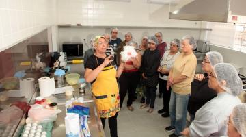 mulheres acompanham aula na cozinha #paratodosverem 